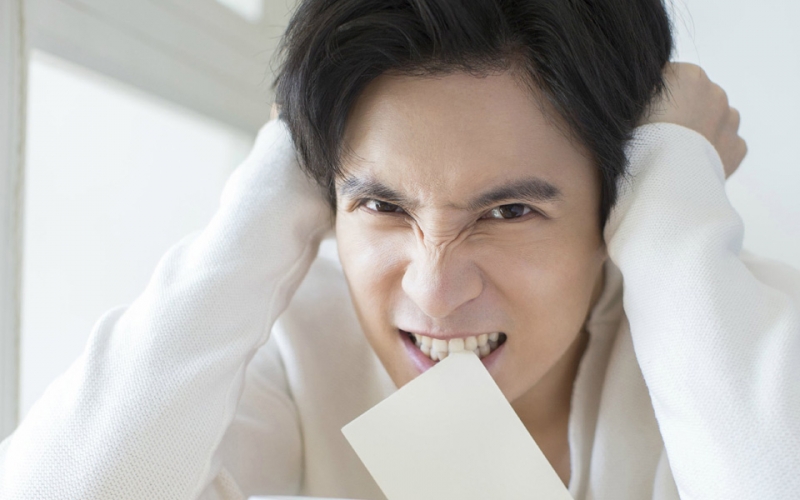 点击大图看下一张:实力歌手薛之谦鬼马搞怪写真图片