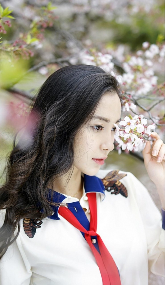 点击大图看下一张:花仙子!Angelababy樱花写真少女感爆棚