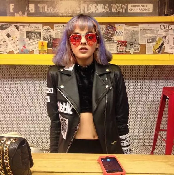 点击大图看下一张:烟熏妆、彩色染发、迷幻元素的米兰女生