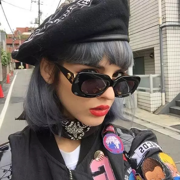 点击大图看下一张:烟熏妆、彩色染发、迷幻元素的米兰女生