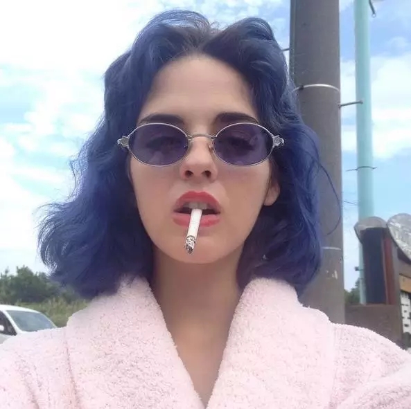 点击大图看下一张:烟熏妆、彩色染发、迷幻元素的米兰女生