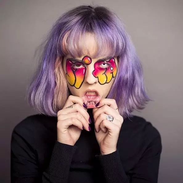 点击大图看下一张:烟熏妆、彩色染发、迷幻元素的米兰女生