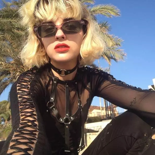 点击大图看下一张:烟熏妆、彩色染发、迷幻元素的米兰女生