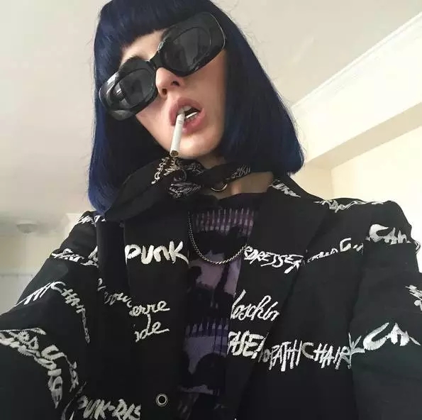 点击大图看下一张:烟熏妆、彩色染发、迷幻元素的米兰女生