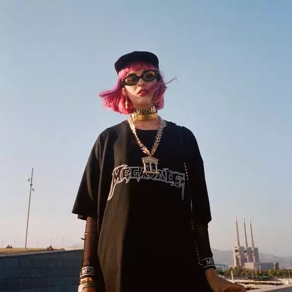 点击大图看下一张：烟熏妆、彩色染发、迷幻元素的米兰女生