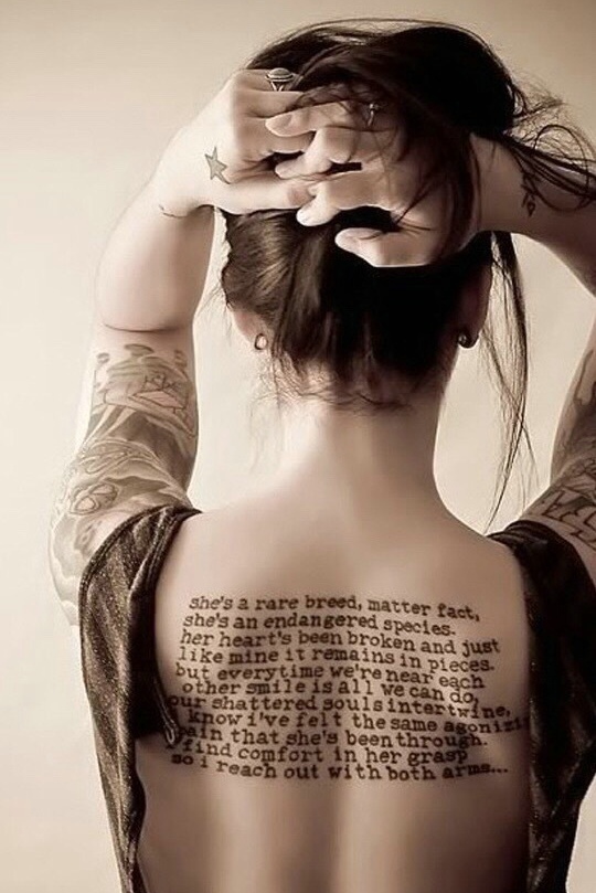 点击大图看下一张：潮女后背一连串的英文纹身刺青