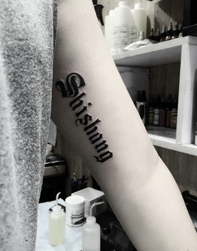 点击大图看下一张：女生手臂内侧简单的英文单词纹身刺青