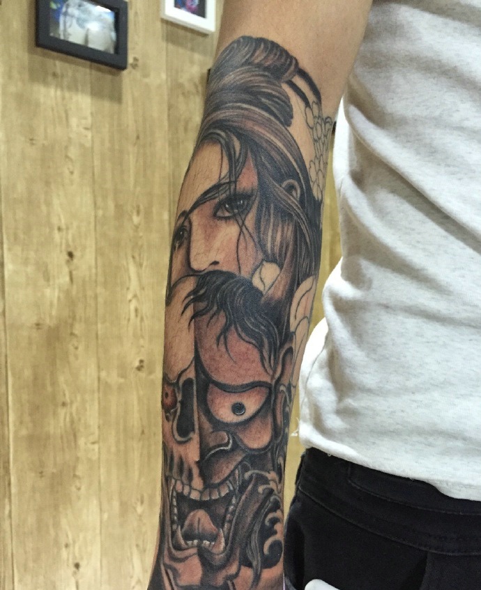 点击大图看下一张:手臂黑灰花妓与般若一起的纹身图案
