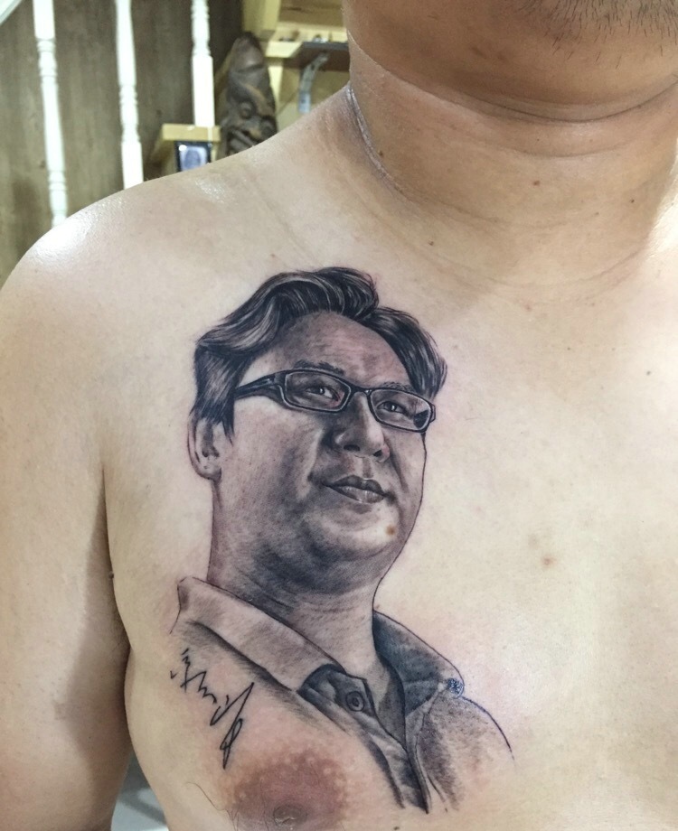 点击大图看下一张：男士胸前毛爷爷年轻时代肖像纹身刺青