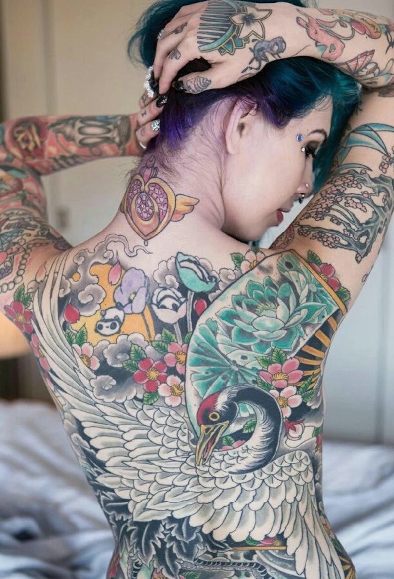 点击大图看下一张：欧美女性满背彩色图腾纹身刺青很抢眼