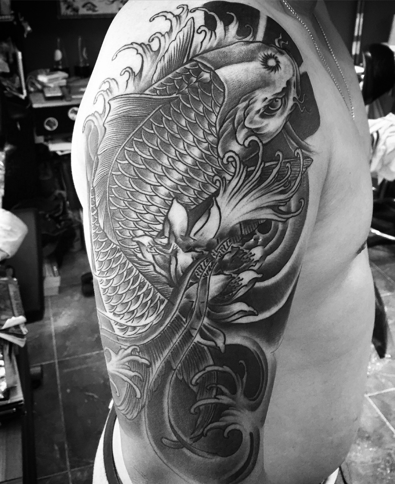 点击大图看下一张：朝气勃勃的大臂黑白鲤鱼纹身图案