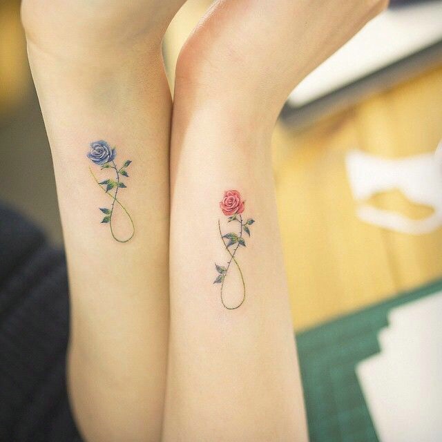 点击大图看下一张：适合情侣的手腕小清新花朵纹身刺青