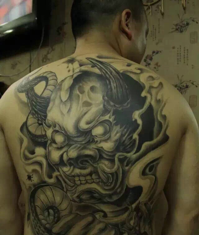 点击大图看下一张:满背黑白经典个性图腾纹身刺青