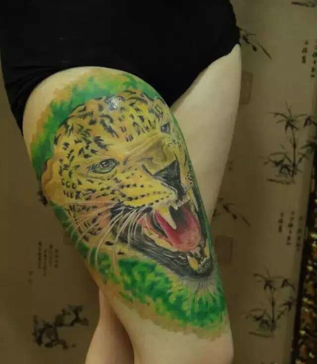 点击大图看下一张：女生腿部彩色大老虎头像纹身图案