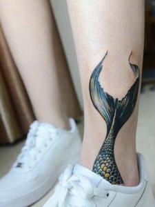 十分逼真的腿部3d小鱼纹身图案