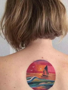 女生后背夕阳下的海洋世界纹身图案