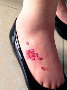 女生脚背好看的花瓣纹身刺青