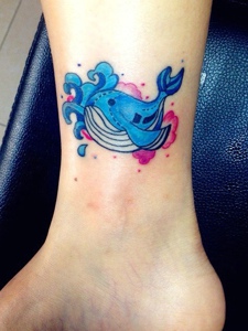 落在裸脚上蓝色小海豚纹身图片