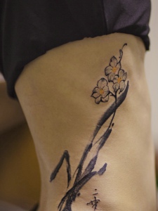 处在侧腰部的水墨花朵纹身图案
