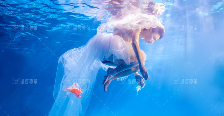 点击大图看下一张：蔚蓝水世界