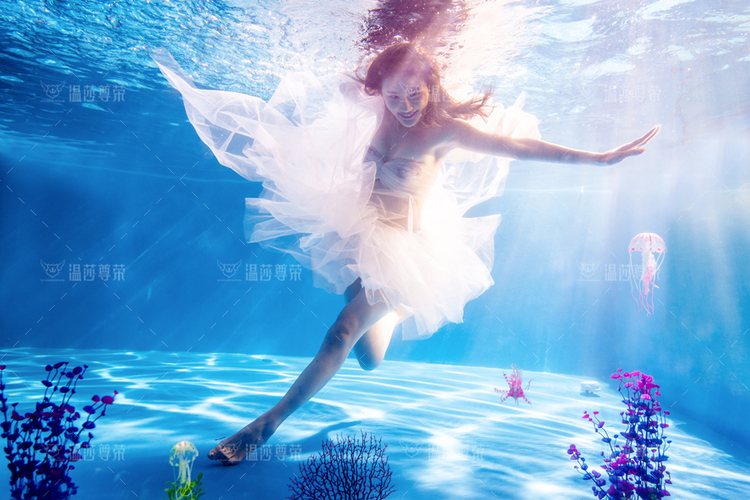 点击大图看下一张：蔚蓝水世界