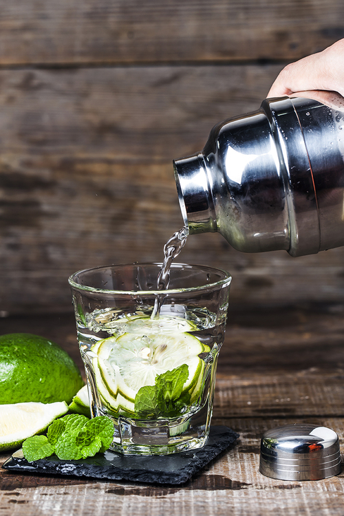 点击大图看下一张：炎热的夏天来一杯降降温吧