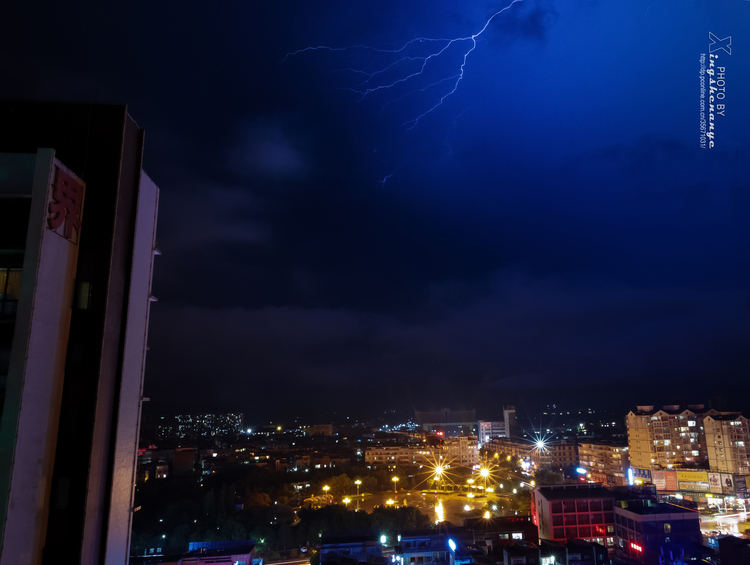 点击大图看下一张：追逐闪电