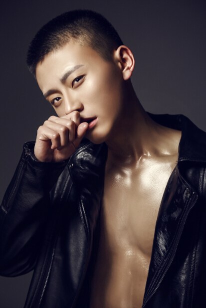 点击大图看下一张：马浩博性感肌肉写真