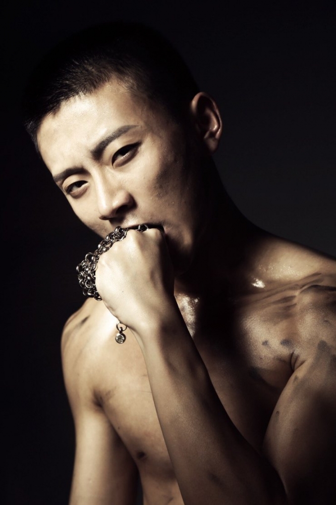 点击大图看下一张：马浩博性感肌肉写真