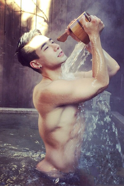 点击大图看下一张：身材好的肌肉帅哥洗澡全裸诱惑