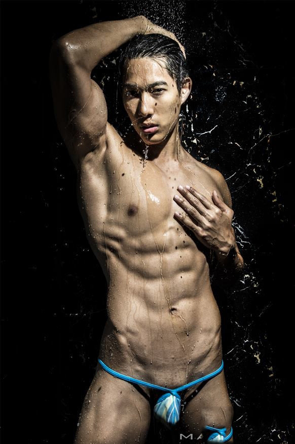 点击大图看下一张：身材好的肌肉帅哥洗澡全裸诱惑