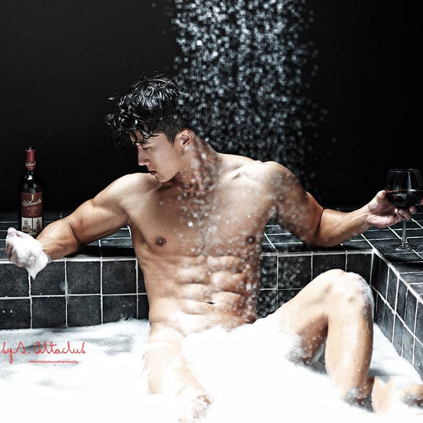 点击大图看下一张：身材好的肌肉帅哥洗澡全裸诱惑