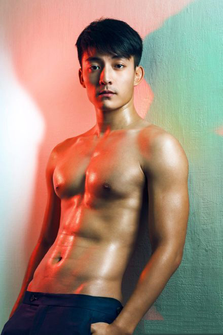 点击大图看下一张:台湾大学校草级小鲜肉帅哥 潘暐皓肌肉照