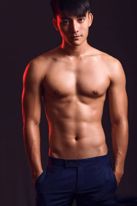 点击大图看下一张:台湾大学校草级小鲜肉帅哥 潘暐皓肌肉照