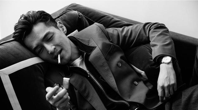 点击大图看下一张：胡歌拍大片变身斯文败类 斜躺沙发叼香烟