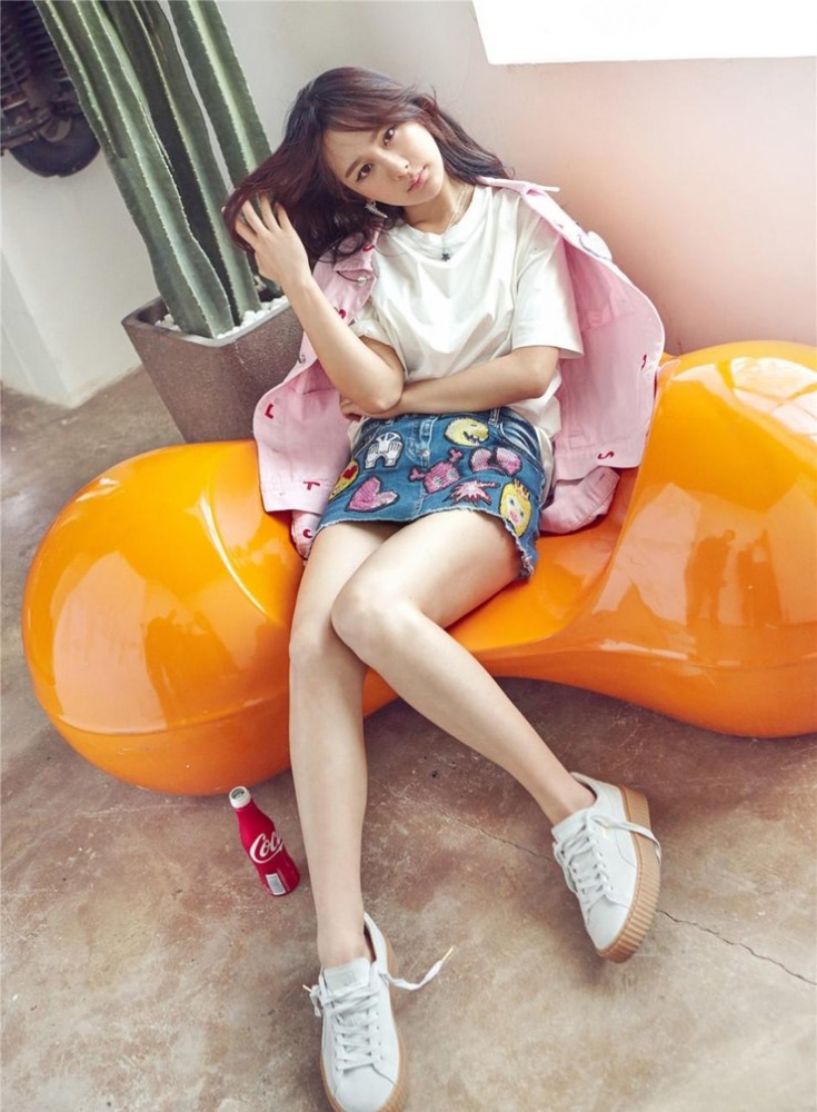 点击大图看下一张：杨紫曝光时尚写真 清新俏皮长腿撩人