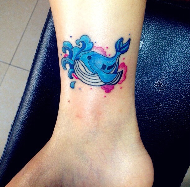 点击大图看下一张：落在裸脚上蓝色小海豚纹身图片