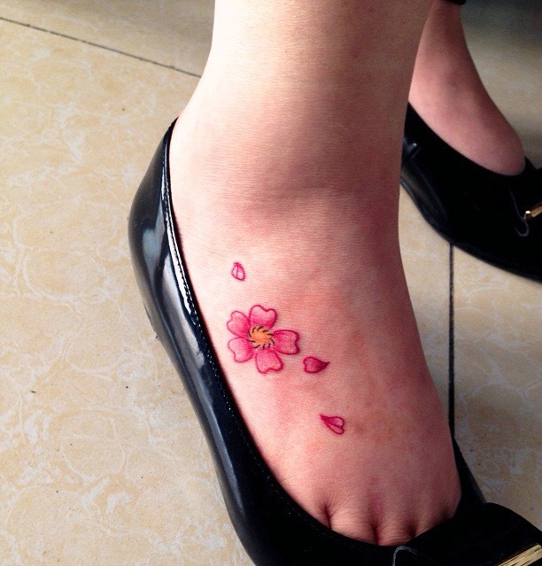 点击大图看下一张：女生脚背好看的花瓣纹身刺青