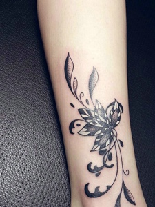 适合女生的腿部花朵纹身刺青