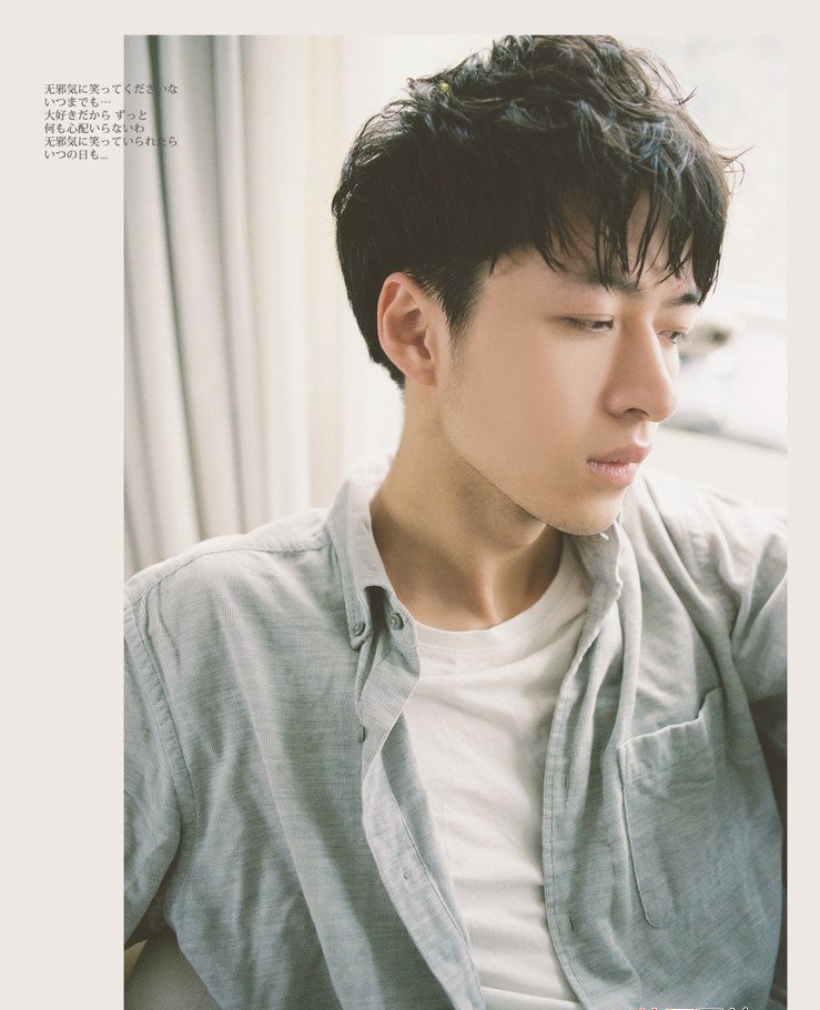 点击大图看下一张：18岁帅哥照片同一个人