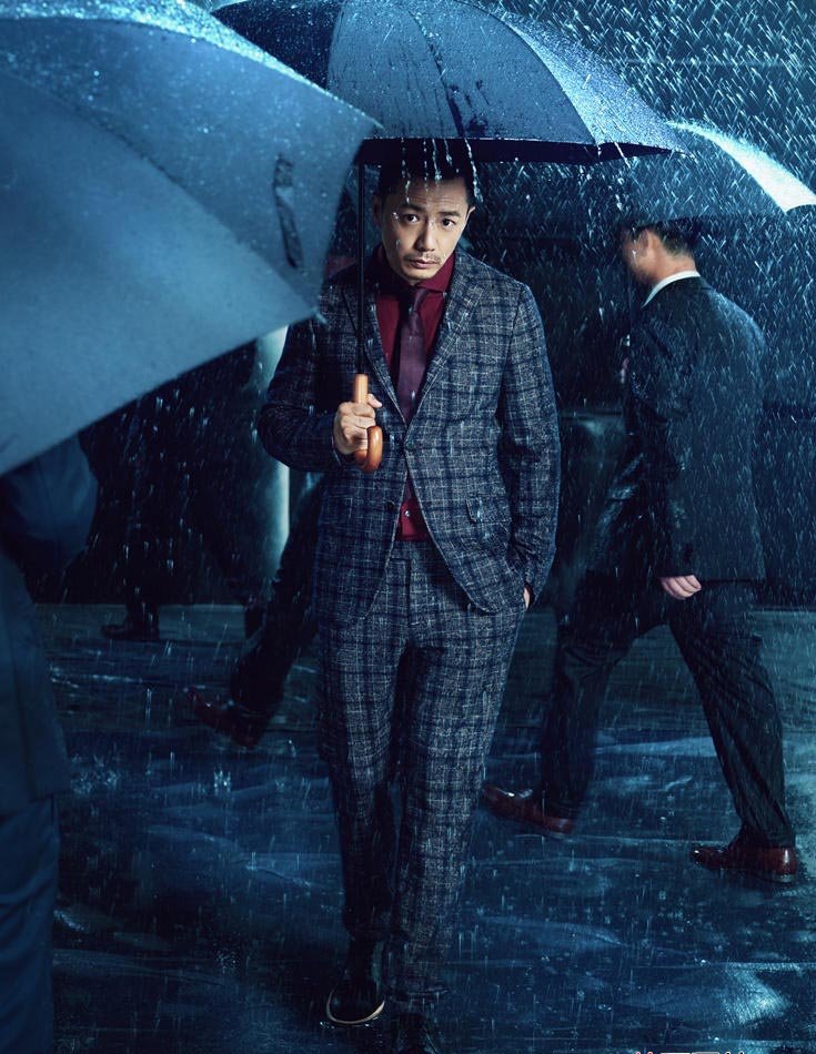 点击大图看下一张：段奕宏最新写真 西装型男率性雨中漫步