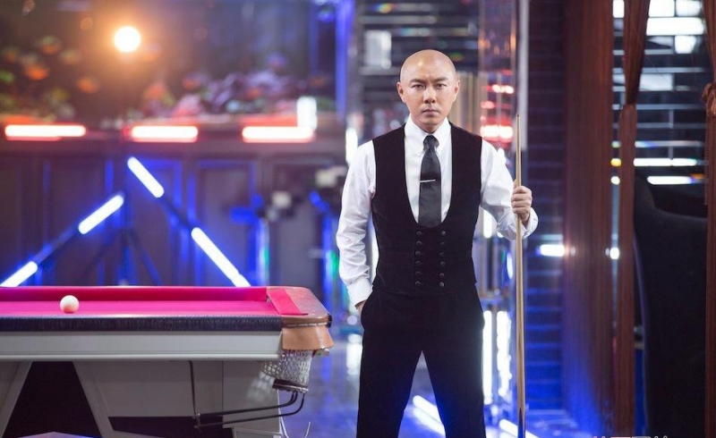 点击大图看下一张：张卫健写真变雅痞绅士 幽默自嘲叔中鲜