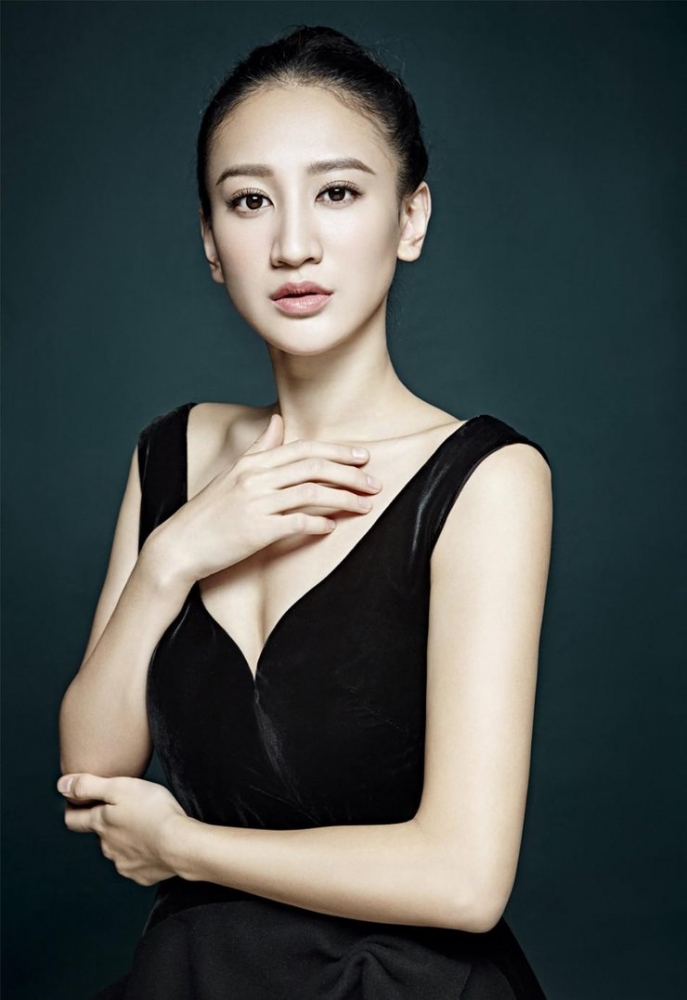 点击大图看下一张:曾泳醍气质写真 小黑裙尽显典雅
