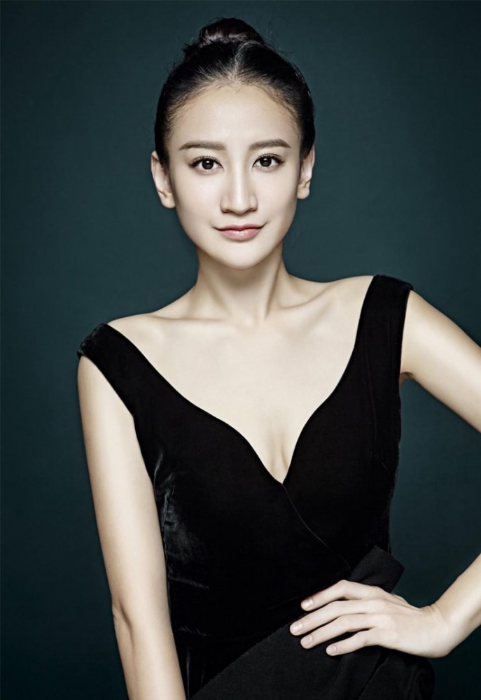 点击大图看下一张:曾泳醍气质写真 小黑裙尽显典雅
