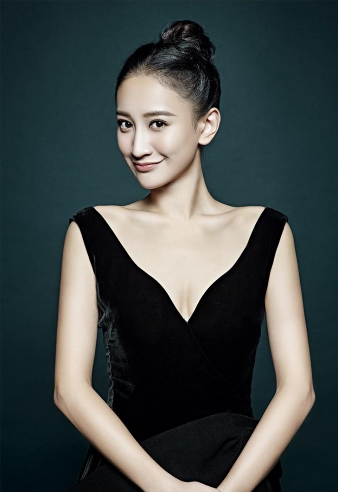 点击大图看下一张：曾泳醍气质写真 小黑裙尽显典雅