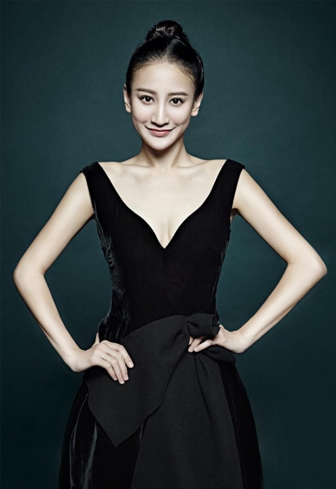 点击大图看下一张:曾泳醍气质写真 小黑裙尽显典雅