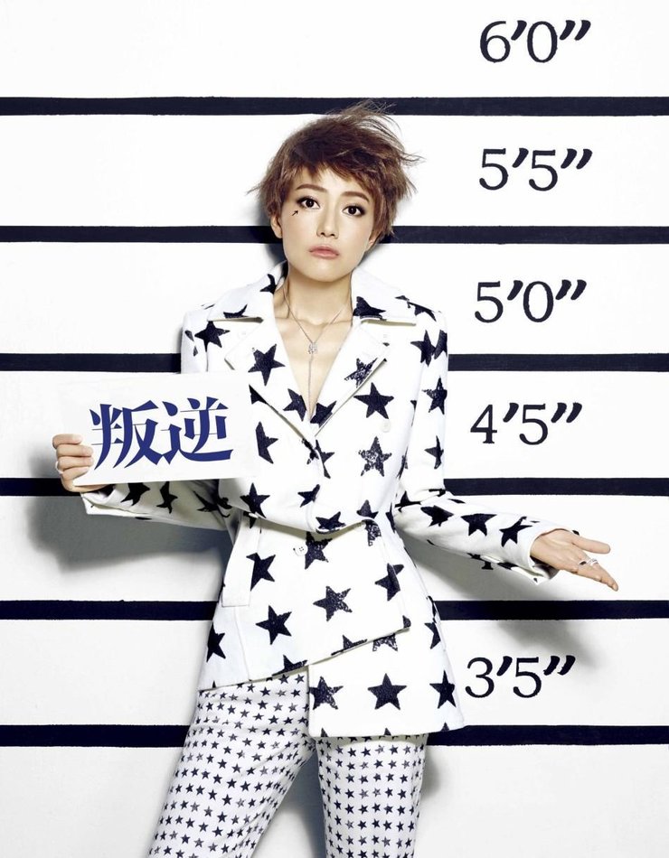 点击大图看下一张:高圆圆也变攻!最新硬照短发大演叛逆摇滚范儿