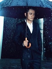 段奕宏最新写真 西装型男率性雨中漫步