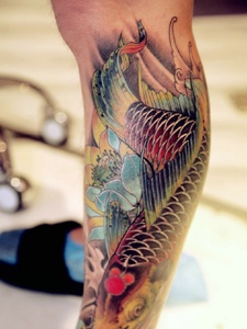 包小腿闪闪发亮的红鲤鱼纹身刺青