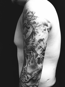 花臂幽美的黑白风景纹身图案